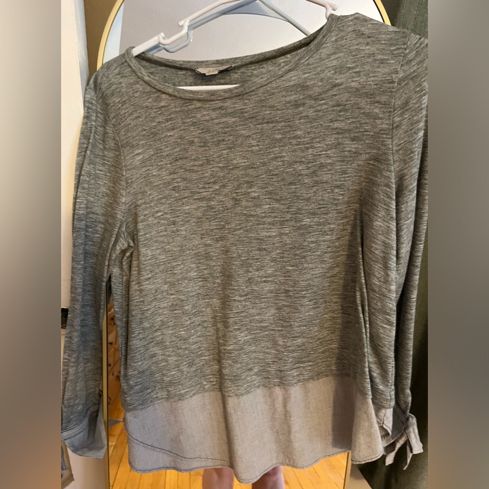 LOFT Women’s/jrs grey long sleeve cuffed bow tie shirt, size SP